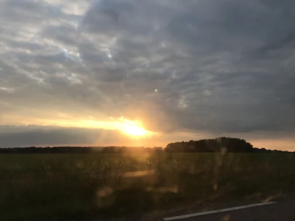 Lucht met ondergaande zon